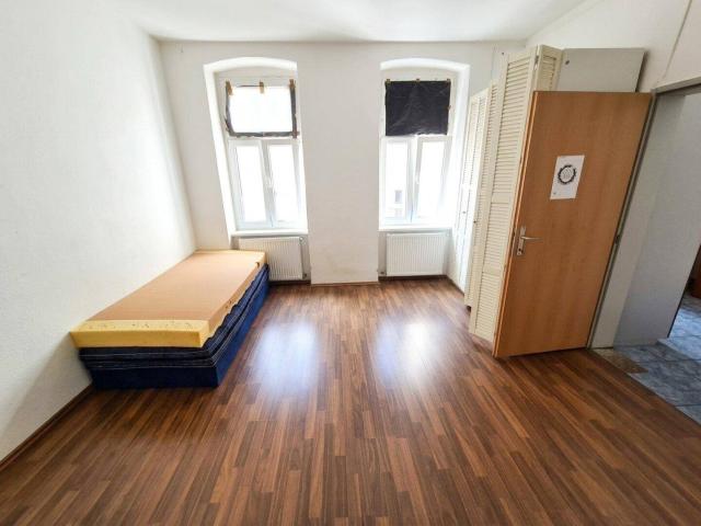 Sanierungsbedürftige Altbauwohnung in guter Lage zu verkaufen ! bestandsfrei !