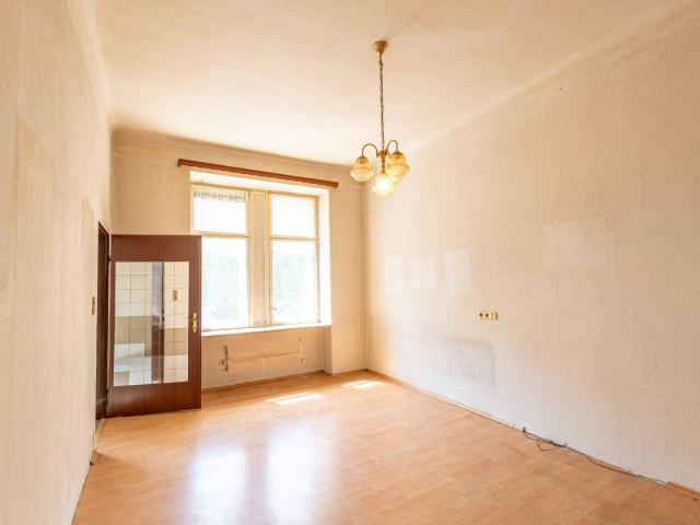 Sanierungsbedürftige Altbau Wohnung in Gründerzeithaus nähe U3