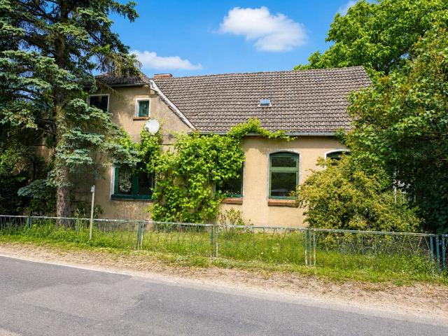 Sanierungsbedürftige alte Schule mit separatem Gästehaus in der Feldberger Seenlandschaft zu verkauf