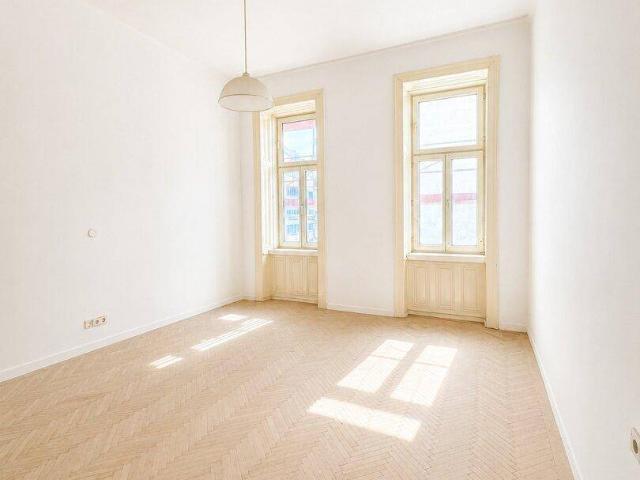Sanierungsbedürftige Charmante 1 Zimmer Altbauwohnung mit Balkon mit Potenzial in zentraler Ruhelage