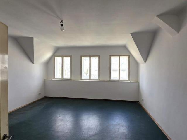 Sanierungsbedürftige DG Wohnung mit Potential bis 215m² Nähe U3 und U4
