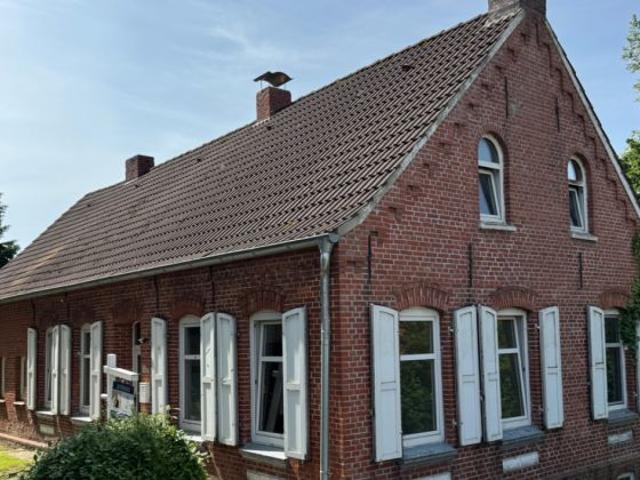 Sanierungsbedürftige Doppelhaushälfte mit viel Potenzial in ruhiger Lage