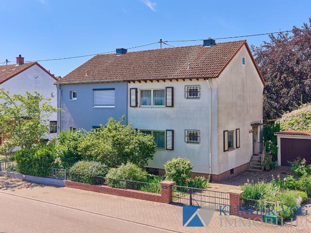Sanierungsbedürftige Doppelhaushälfte mit Garten, Balkon und Garage