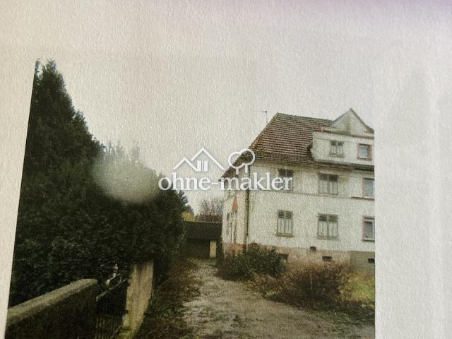 Sanierungsbedürftige Doppelhaushälfte mit großer Gartenfläche und Garage