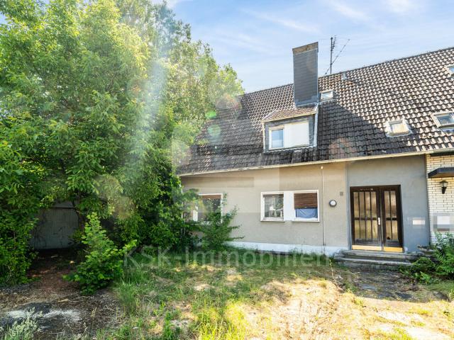 Sanierungsbedürftige Doppelhaushälfte mit großzügigem Grundstück in gewachsener Wohnlage