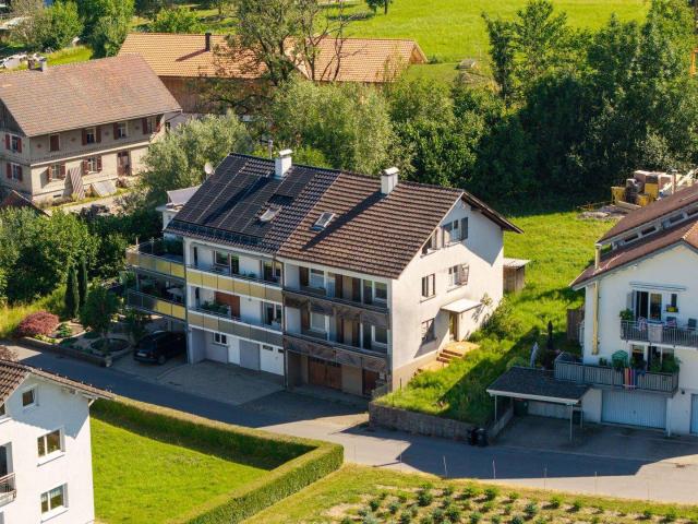 Sanierungsbedürftige Doppelhaushälfte in ruhiger Lage mit Garten und Bergblick
