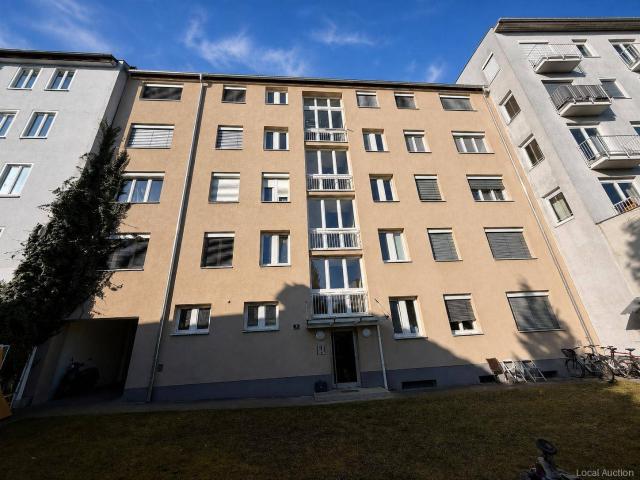 Sanierungsbedürftige Eigentumswohnung im DG