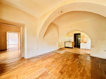 Sanierungsbedürftige Erdgeschosswohnung mit Gartenzugang im Zentrum von Reichenau an der Rax – 65 m² mit viel Potenzial