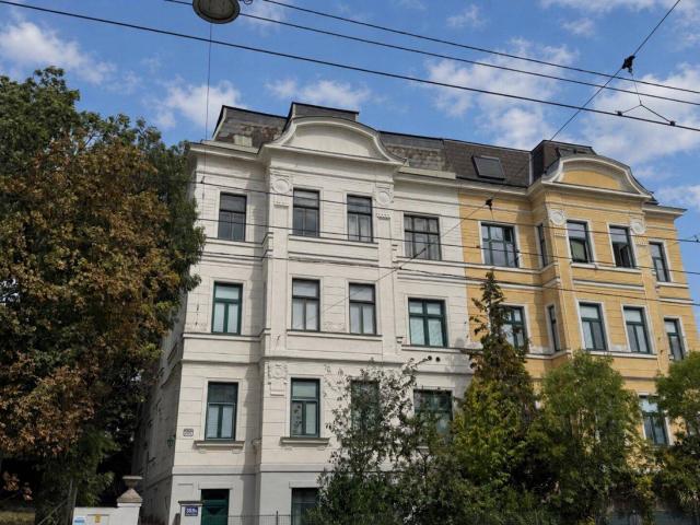 Sanierungsbedürftige Gartenwohnung in charaktervollen Altbau