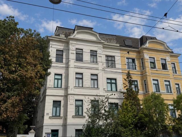 Sanierungsbedürftige Gartenwohnung in Charaktervollen Altbau