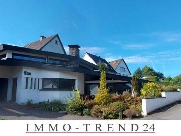 Sanierungsbedürftige Immobilien mit gr. Grundstück, 1 Haus leer stehend, 2. Haus zurzeit vermietet