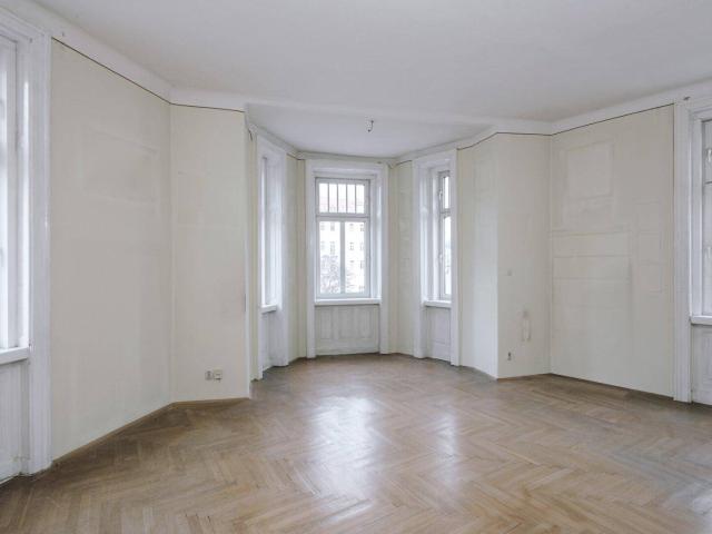 Sanierungsbedürftiges 4 Zimmer Altbau Juwel in sehr guter zenraler Lage von Döbling!