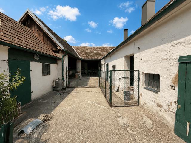 Sanierungsbedürftiges Bauernhaus, mit alten Stallungen und einem offenen Stadl, am Dorfplatz!