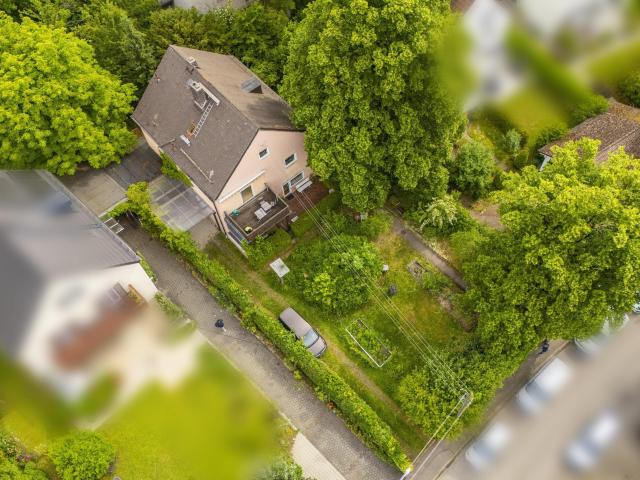 Sanierungsbedürftiges Dreiparteienhaus in ruhiger Lage von Obersendling