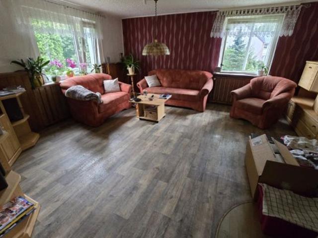 Sanierungsbedürftiges EFH mit 212qm auf 1.770qm Grundstück mit Pool & Doppelgarage + Gartenhaus