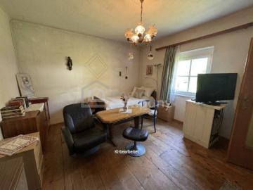 Sanierungsbedürftiges Einfamilienhaus mit 730 m² Grundstück in Kaisersberg