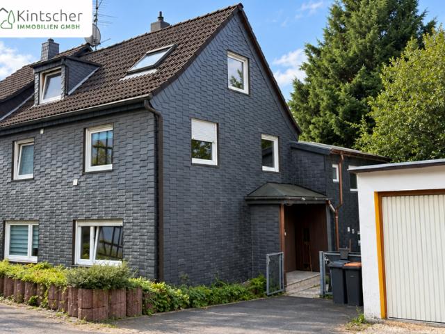 Sanierungsbedürftiges Einfamilienhaus mit Einliegerwohnung, Garten und Doppelgarage in Burscheid