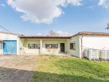 Sanierungsbedürftiges Einfamilienhaus mit Garage und Scheune