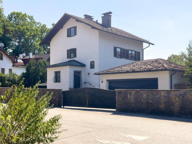 SANIERUNGSBEDÜRFTIGES EINFAMILIENHAUS IN VILLENLAGE!