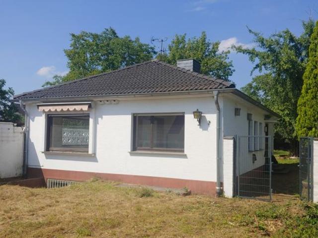 Sanierungsbedürftiges Knusperhäuschen auf parkähnlichem Grundstück in Pulheim Sinnersdorf