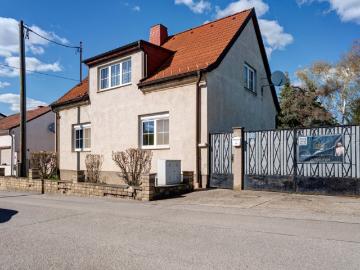 Sanierungsbedürftiges Haus in Untersiebenbrunn! Rohdachboden mit Ausbaupotential!