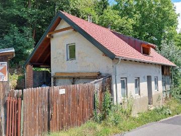 Sanierungsbedürftiges Haus mit großem Grundstück und Entwicklungspotential