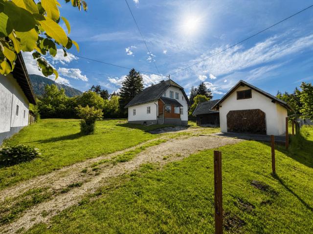 Sanierungsbedürftiges Haus mit Nebengebäuden in St. Johann im Rosental