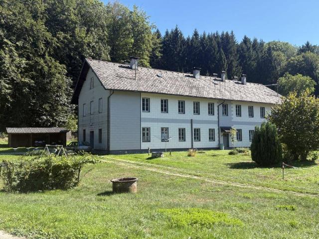 Sanierungsbedürftiges Mehrfamilienhaus mit 8 Wohneinheiten und viel Grund
