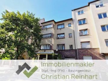 Sanierungsbedürftiges Mehrfamilienhaus mit Wohnungen, Garagen und Büros