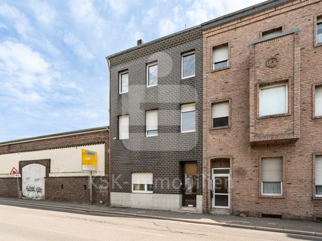 Sanierungsbedürftiges Mehrparteienhaus im Herzen von Bedburg