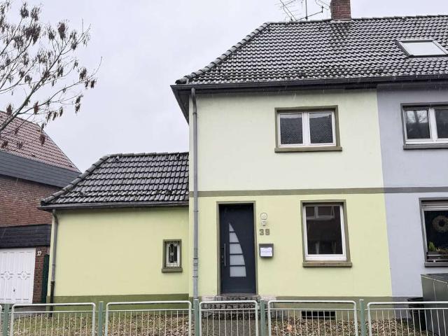 Sanierungsbedürftiges Reihenhaus mit 5 Zimmern in Duisburg Friemersheim