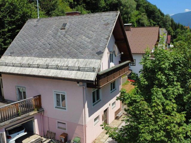 Sanierungsbedürftiges Wohnhaus mit Garten, südseitigem Balkon, westseitiger Terrasse & Garage