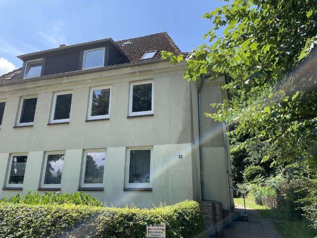 Sanierungsbedürftiges teilvermietetes Zweifamilienhaus mit zwei Wohneinheiten in ruhiger Lage!