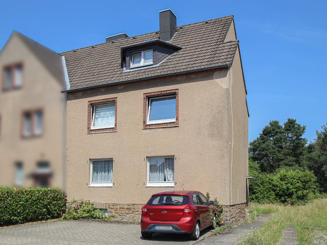 Sanierungsbedürftiges Zweiparteienhaus