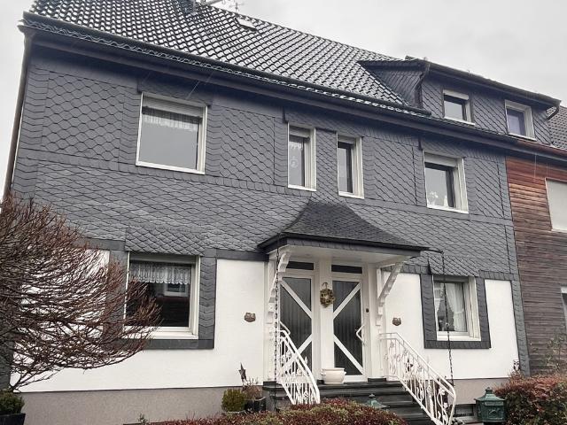 Sanierungsobjekt: Zwei Doppelhaushälften mit Garten und Doppelgarage in begehrter Lage von Burscheid
