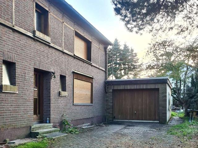 Sanieren oder neu bauen? Einfamilienhaus mit Entwicklungspotenzial
