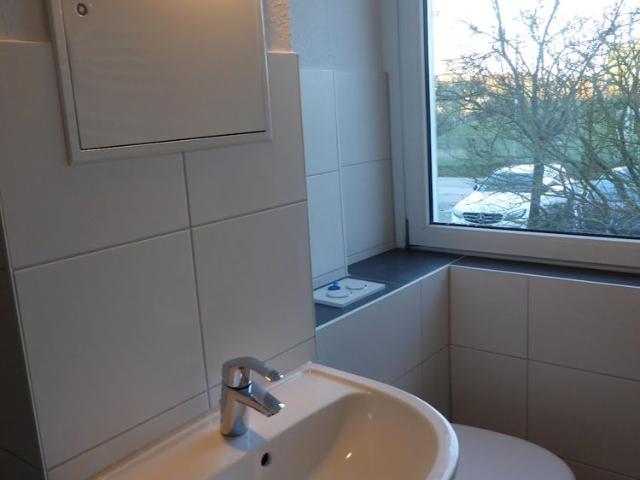 Sanitz: 4 Zi. EG Whg. mit Designbe Wohnkü. o EBK u. mod. Du. Bd m. Fenster, ab sofort