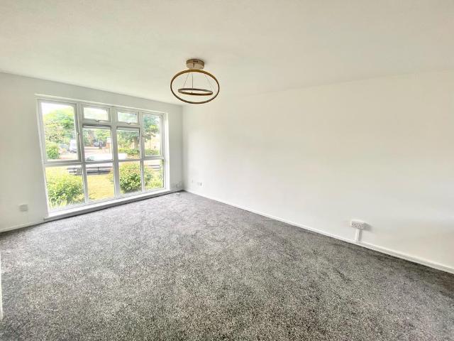 Sansom Road, London, E11 2 bed flat to rent £1,900 pcm £438 pw