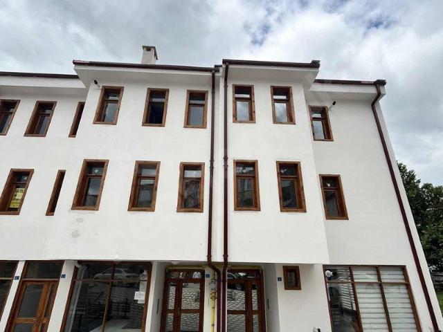 SAAT KULESİ KARŞISINDA KİRACILI EŞYALI SATILIK 1+1 DAİRE