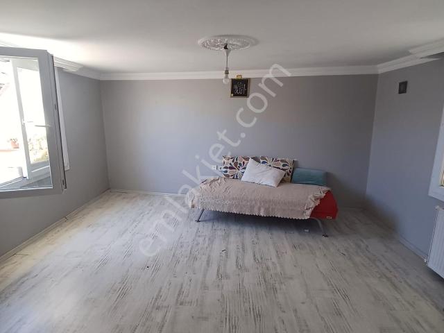 Saadetdere Mahallesinde Kiralık 1+1 Çatı Katı Daire