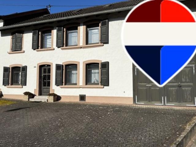Saarlouis Neuforweiler: Einfamilienhaus im Landhausstil mit Garage, Stellplätzen und großem Garten