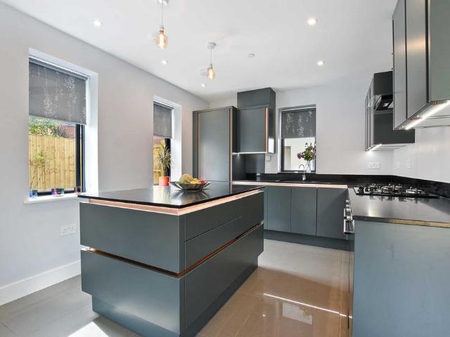 Sabir Court, Crescent Road, Temple. 2 bed detached house to rent £2,400 pcm £554 pw