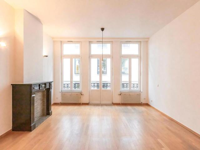 SABLON/TRONE: 123m 2BDR, heigh ceilings, recent building