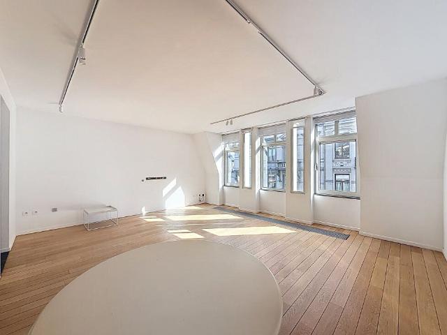 Sablon/Poelaert: Bright 2 bedroom flat