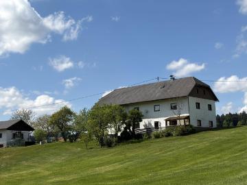Sacherl auf weitläufigem, landwirtschaftlichem Grundstück