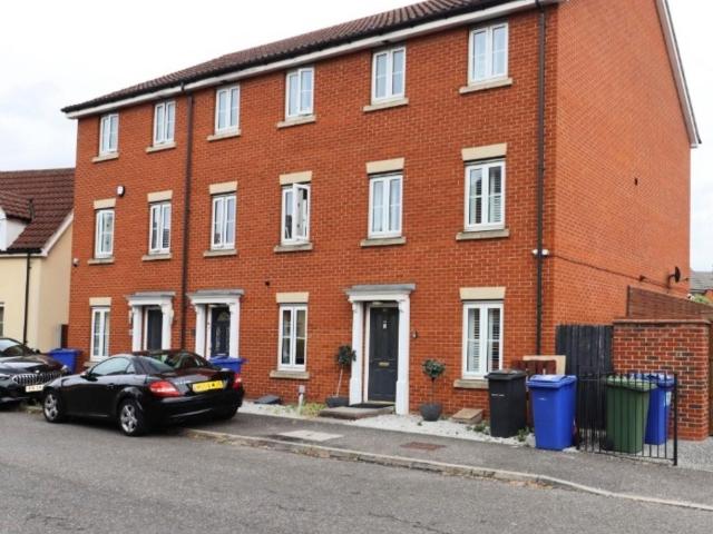 Sachfield Drive, Chafford Hundred RM16 4 bed semi detached house to rent £2,600 pcm £600 pw
