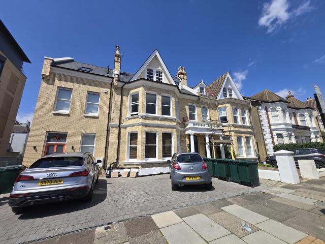 Sackville Gardens, Hove, BN3 3 bed flat to rent £2,250 pcm £519 pw