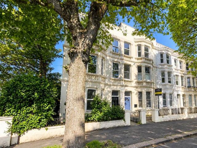Sackville Road, Hove, East Sussex 2 bed flat to rent £1,400 pcm £323 pw