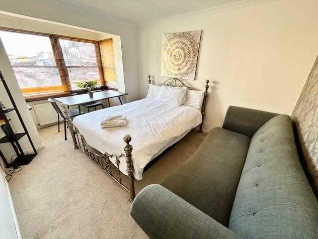 Sackville Road, Room 4, Hove House share to rent £700 pcm £162 pw