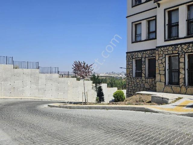 Sadıkbey Tokılerde 3+1 Arakat Bakımlı 116 M2 Net Daıre Kiralikti